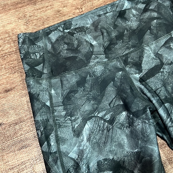 Women’s Under Armor Hi-Rise HeatGear Compression Capris Leggings - Picture 5 of 11